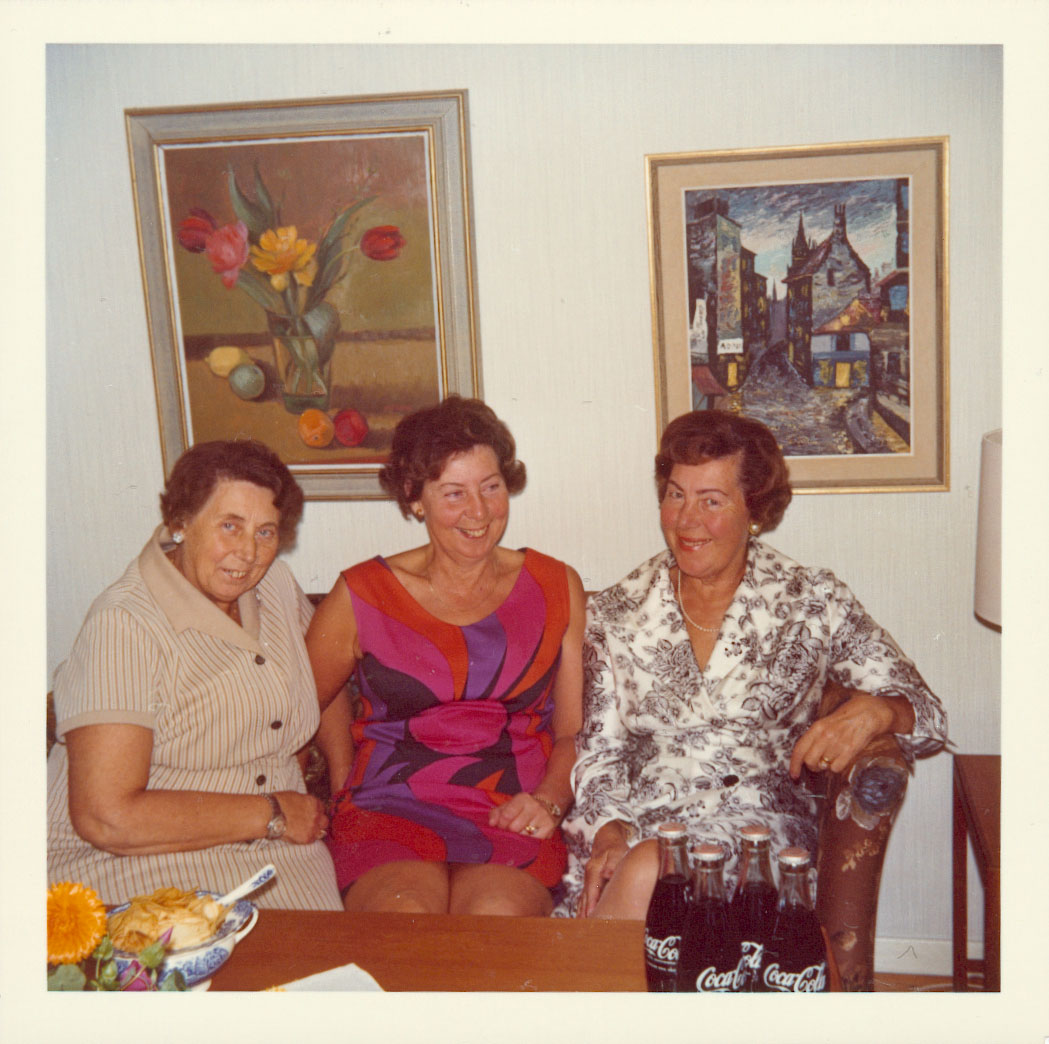 gamla_bilder_45_stina_jonsson,_karin_andersson,_goumlta_sundberg,_surstroumlmming,_jakobsberg,_sundsvall_1969.jpg